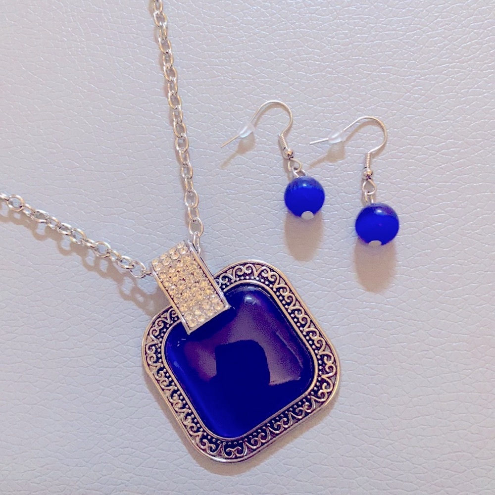 Necklace and earring set!
